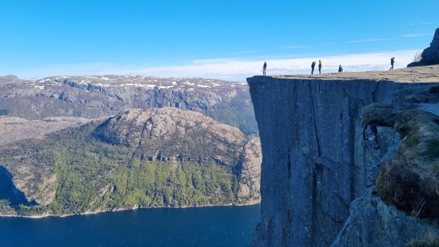 Visit Preikestolen with hotel or ship pickup with guide in Stavanger