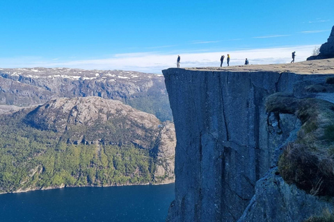 Preikestolen con recogida del hotel o barco con guía