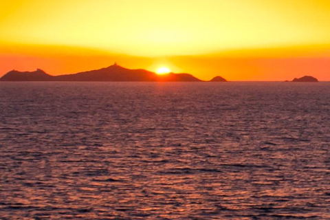 De Ajaccio: Passeio de barco pelas Ilhas Sanguinaires com aperitivoPonto de Encontro da Praia de Porticcio - Barco Offshore