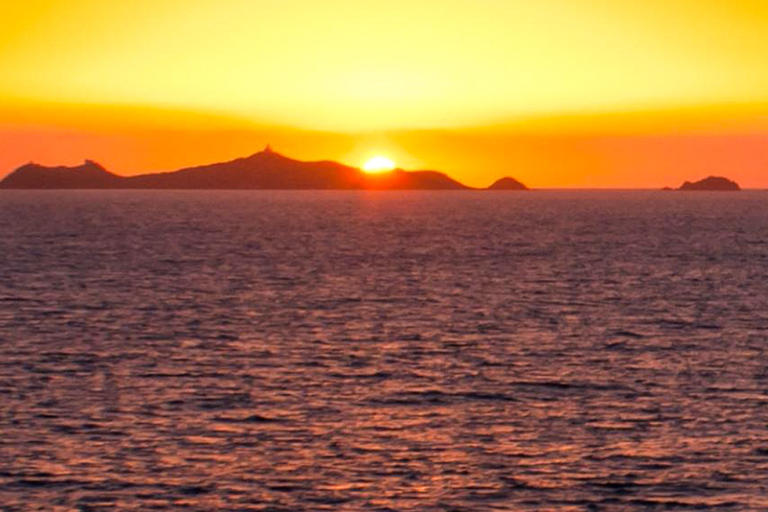 De Ajaccio: Passeio de barco pelas Ilhas Sanguinaires com aperitivoPonto de Encontro da Praia de Porticcio - Barco Offshore