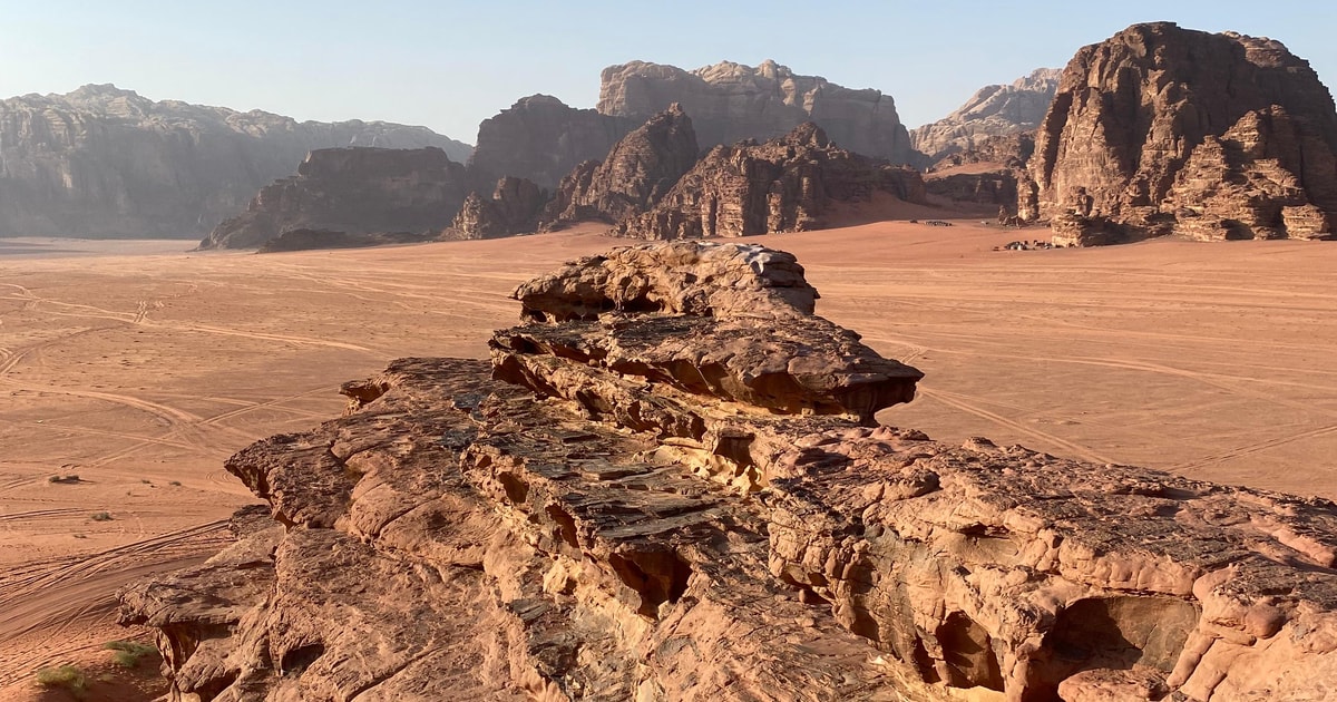 Wadi Rum: Heldags vandring med beduin-guide | GetYourGuide