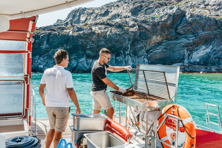 Santorin : Excursion en catamaran avec dîner barbecue, boissons et musiqueCroisière au coucher du soleil avec transfert depuis l'hôtel