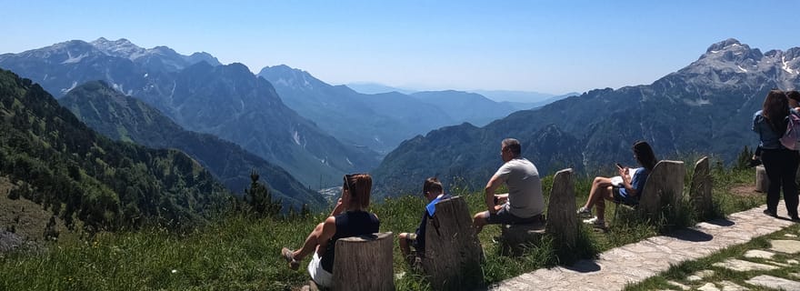 Tirana : visite privée d'une journée à Theth, dans les Alpes albanaises et à l'Œil bleu