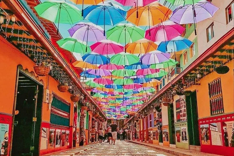 Tour a Guatapé: scalare la Roccia, ammirare il bellissimo villaggio e un buffet