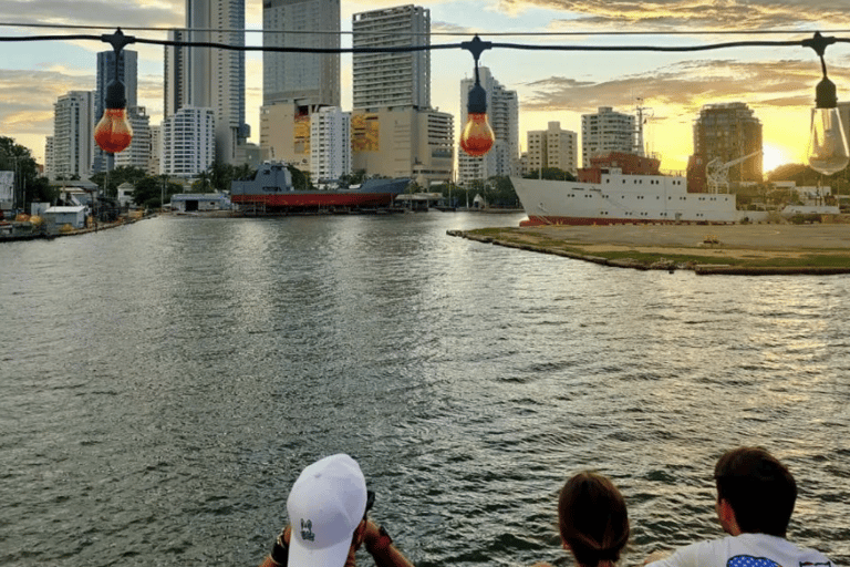 Pôr do sol sobre a baía em Phantom Boat