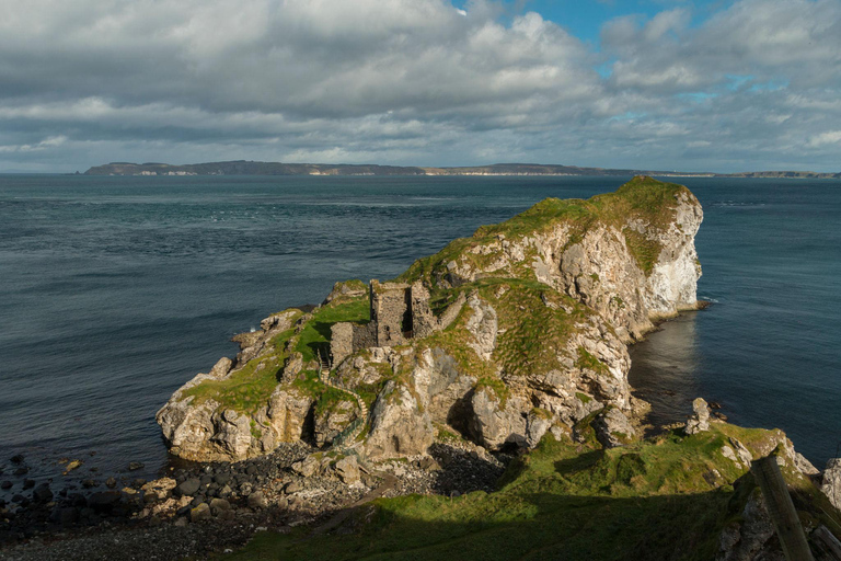 Belfast: Private Derry Transfer Tour via Giant's Causeway