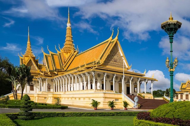 Phnom Penh: City break with tours - 4 days with 5* Hotel