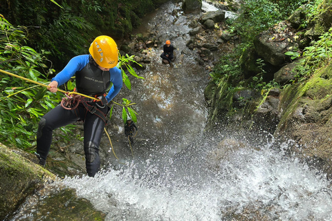 ميديلين: جولة نصف يوم للنزول إلى الشلالات الرائعة.