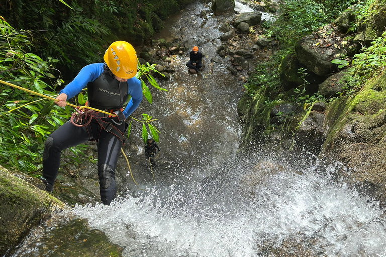 ميديلين: جولة نصف يوم للنزول إلى الشلالات الرائعة.