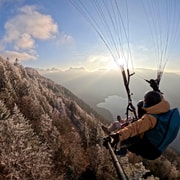 See von Annecy: Winterlicher Gleitschirmflug