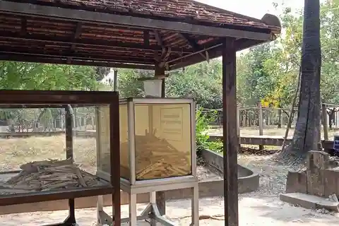 Meio dia no Campo da Morte e no Museu do Genocídio S21