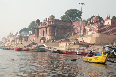 Visite spirituelle de Kashi : Manikarnika Ghat et immersion culturelle.