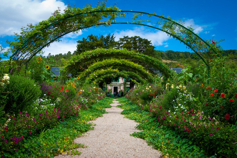 Paris: Private Round-Trip Transfer to Giverny