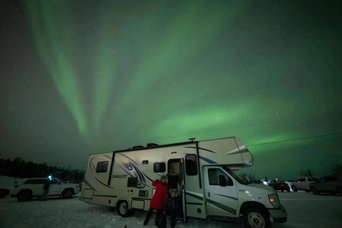 Excursão de luxo em autocaravana para perseguir a Aurora Tour em pequenos grupos e em particular