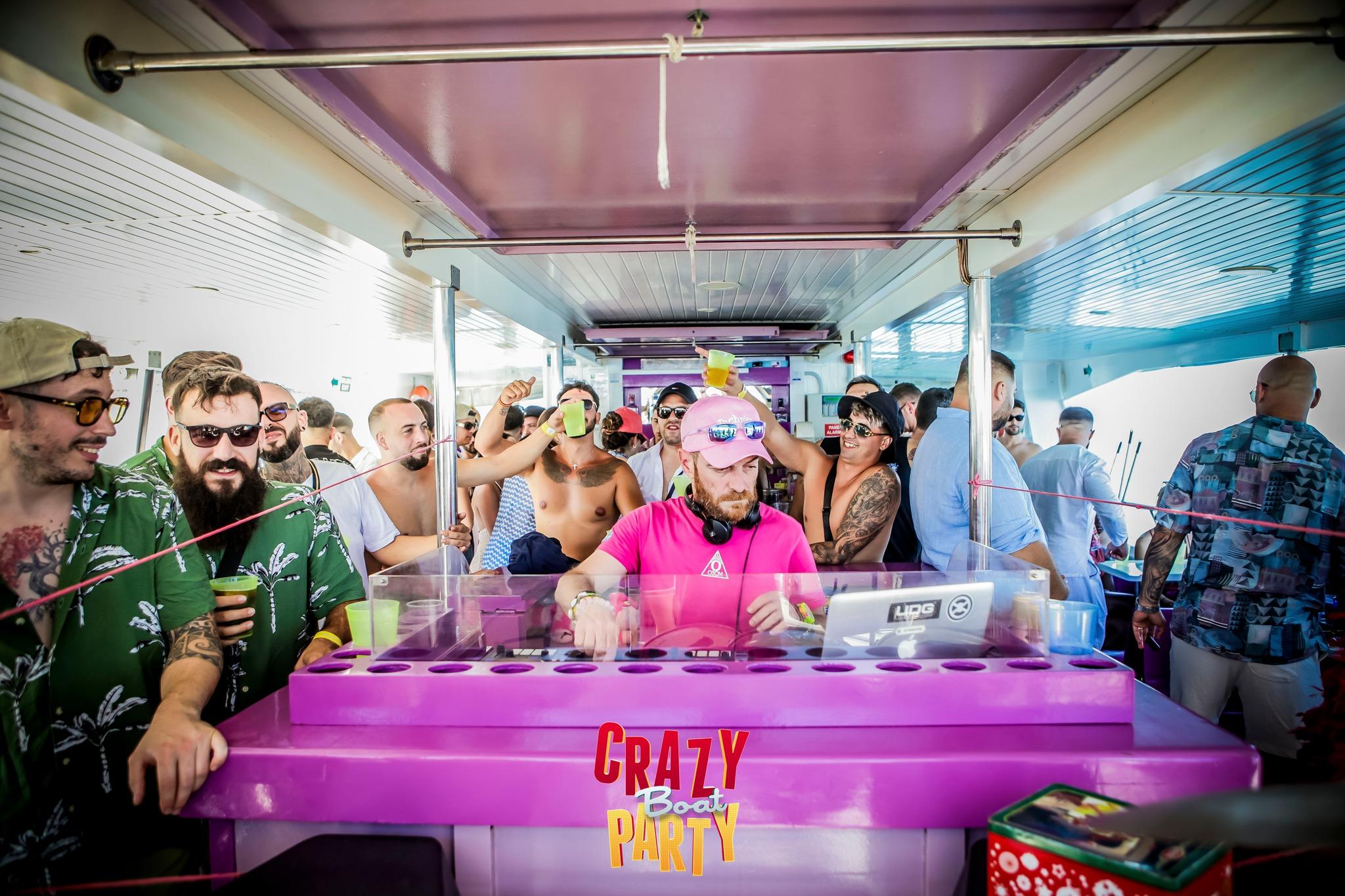 Benalmadena: Bootsparty mit einem Drink
