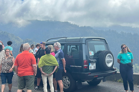 Madera: wycieczka jeepem z tyrolką, huśtawką i wulkanicznymi basenamiMadera: wycieczka jeepem z tyrolką, huśtawką i basenami wulkanicznymi