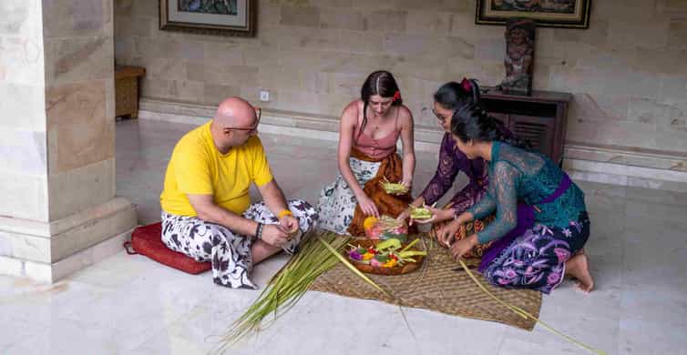 Bali: Making Canang Sari Make Offering for Ritual Bali