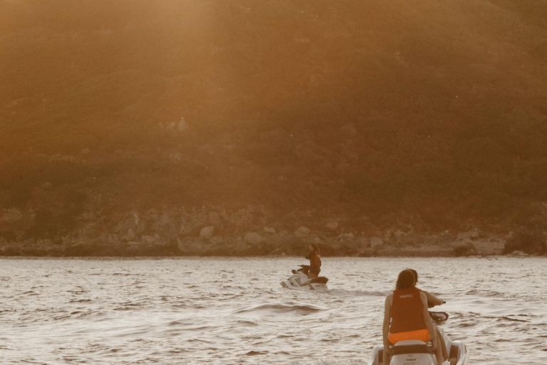 阿雅克肖：喷气式摩托艇游览桑吉纳雷斯群岛及卡波迪费诺阿雅克肖：喷气式摩托艇游览桑吉纳尔群岛 1小时