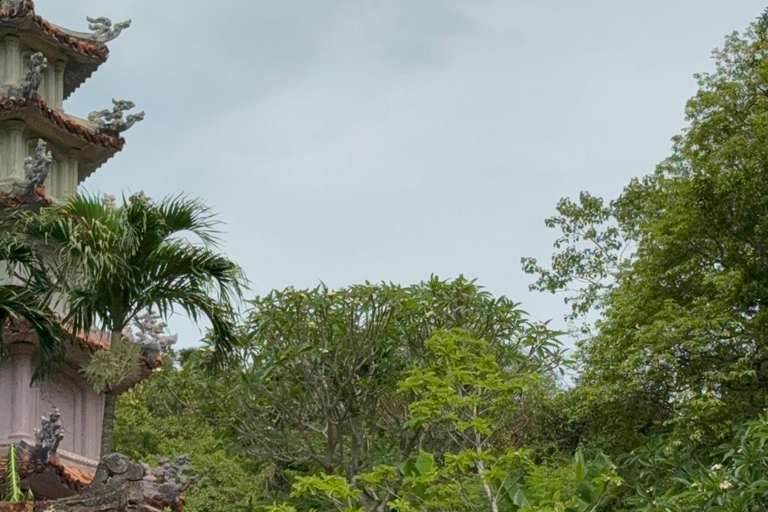 Da Nang: City Sightseeing Tour with Charming Da Nang Show