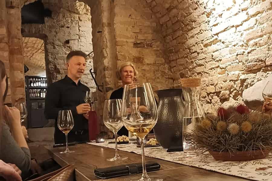 Verkostungen von regionalem Wein und Met in den Kellern der Altstadt von Vilnius. Foto: GetYourGuide Verkostungen von regionalem Wein und Met in den Kellern der Altstadt von Vilnius. Foto: GetYourGuide