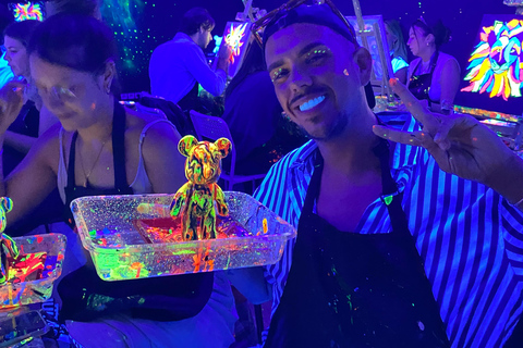 巴塞罗那：熊砖荧光画|葡萄酒与艺术巴塞罗那：Bearbrick 荧光画|葡萄酒与艺术