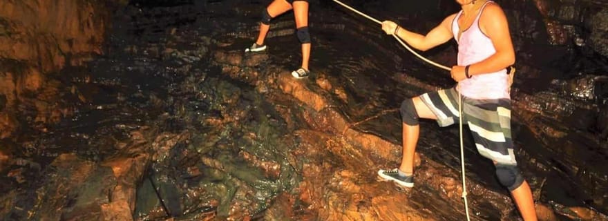 Aventure dans la grotte du manteau - Explorer les secrets de la nature