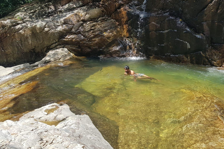 纳克尔斯峰探险和希洛亚村露营 2 日游