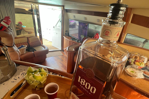 Wynajem jachtu w Miami z skuterami wodnymi, paddleboardami i pontonami