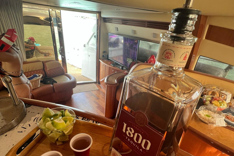 Wynajem jachtu w Miami z skuterami wodnymi, paddleboardami i pontonami