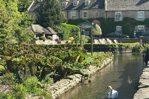 London: Cotswolds Villages & Castle Combe Small-Group Tour
