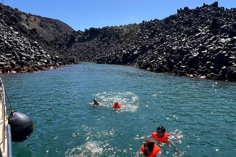 Santorini: Passeio de barco tradicional ao pôr do sol com comida e bebida