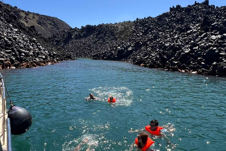 Santorini: Passeio de barco tradicional ao pôr do sol com comida e bebida