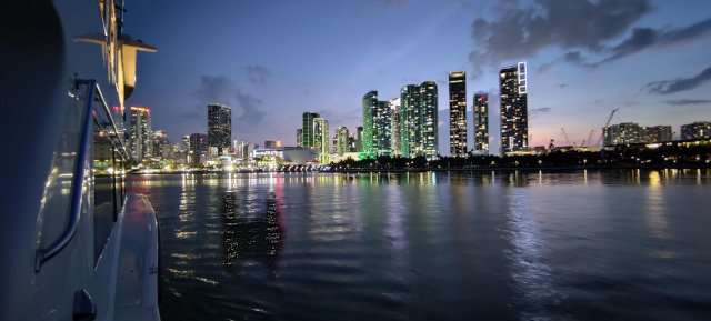 Miami: Crociera serale guidata nella Baia di Biscayne