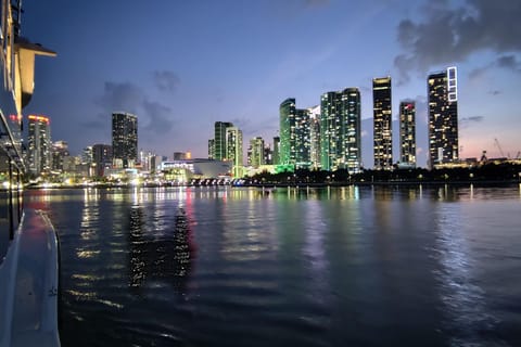 Miami: Guided Evening Cruise on Biscayne Bay