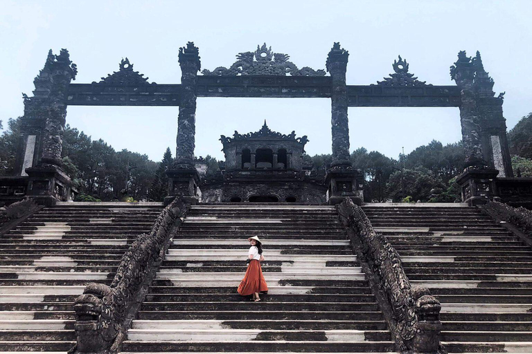 Hue: Cruise op de Parfumrivier met Thien Mu Pagode en Tomben