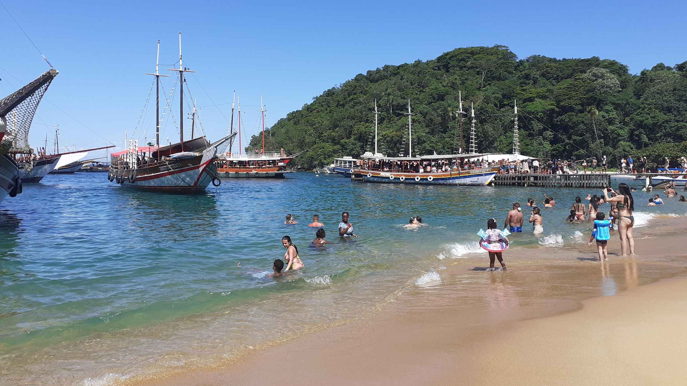 Nova atividadePasseio de lancha Meia Volta em Ilha Grande