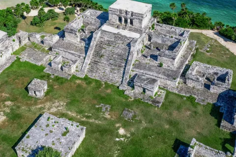 Tulum: Guided Tour to the Mayan Ruins with Transportation and Caribbean Views