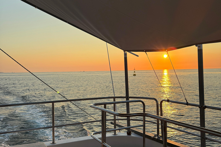 Jeju: Yacht Tour with Optional Sunset or Haenyeo Experience Sunset Tour