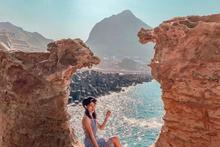 Taipei: Yehliu, Jinshan, and Juming Museum Day Trip 10-hour journey {eight-seater business car}