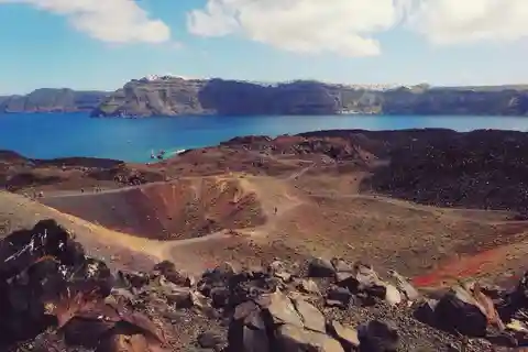 Au départ de Fira : Excursion en bateau dans les îles volcaniques avec visite d'une source d'eau chaude