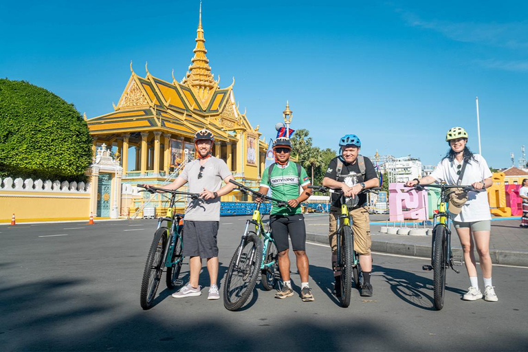 Phnom Penh: Guided City Bike Tour with Snacks