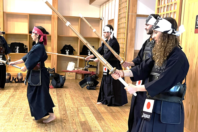 Tokyo: Japanese Kendo Experience with High-Ranked Instructor Let's experience kendo, a traditional Japanese martial art!