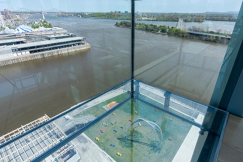 Montréal : Entrée de la tour de verre du port de Montréal avec expositionsMontréal : Entrée de la tour du port de Montréal avec expositions