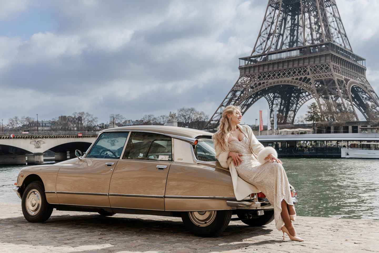 PHOTO Tour Paris: Luxury Photoshoot & Vintage Car Ride