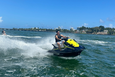 Miami - ett äventyr med vattenskoter Jetski-äventyr med båtresa från centrumMiami - ett äventyr med jetski Jetski-äventyr med båtresa från centrum