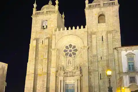 Porto: Fado Show with Dinner and City Tour by Night