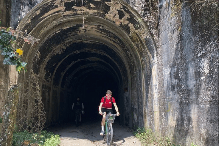 Medellín: Mountain Bike Tour with Lunch and Pickup