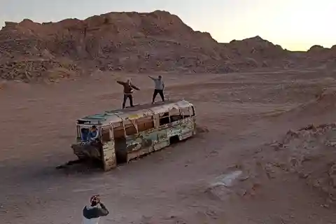 San Pedro de Atacama: Vallecito + Abandoned Bus Guided Tour