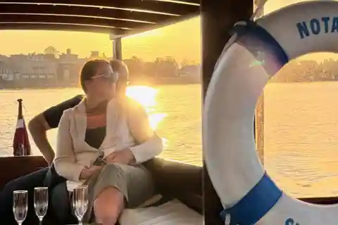 Riga: 50 Min. Bootstour bei Sonnenuntergang mit Begrüßungsgetränk