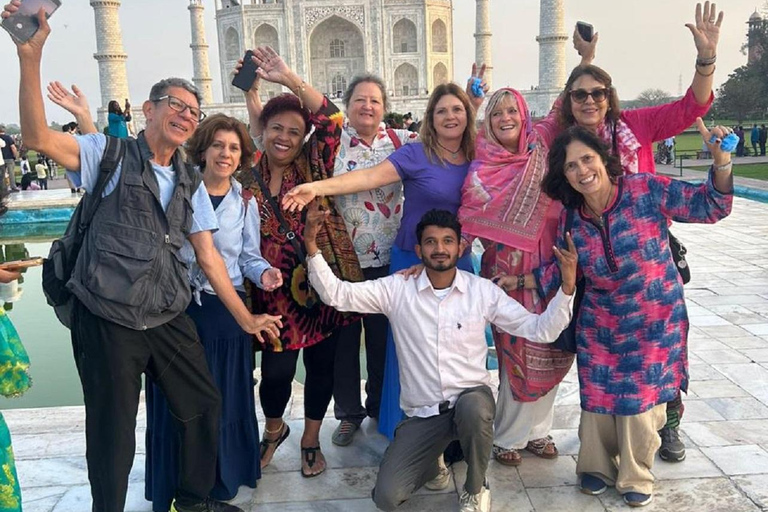From Delhi: Taj Mahal Day Trip by AC Car with 5-Star Lunch All-Inclusive Tour: AC Car, Guide, 5-Star Meal & Tickets